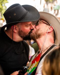 Retratos de la XXXII #MarchaDelOrgullo CABA @marchadelorgulloar ............#LGBT #lesbiana #gay #bisexual #trans #nobinarie #orgullo2023 #orgullo #lgbtq #retratos #retrato #fotoperiodismo #fotografiacalle (12)