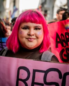 Retratos de la XXXII #MarchaDelOrgullo CABA @marchadelorgulloar ............#LGBT #lesbiana #gay #bisexual #trans #nobinarie #orgullo2023 #orgullo #lgbtq #retratos #retrato #fotoperiodismo #fotografiacalle (21)