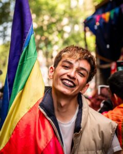 Retratos de la XXXII #MarchaDelOrgullo CABA @marchadelorgulloar ............#LGBT #lesbiana #gay #bisexual #trans #nobinarie #orgullo2023 #orgullo #lgbtq #retratos #retrato #fotoperiodismo #fotografiacallej (5)