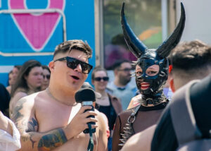 #latexmodel #diversidad #marchadelorgullobuenosaires #lgbtpride #cubanphotographer #streetphotography